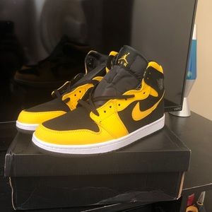 Jordan 1 Mid Black/Yellow